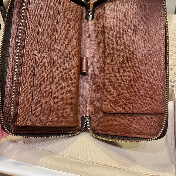 Louis Vuitton Zippy Wallet - Picture 8 of 13